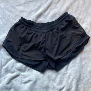 lululemon hotty hot shorts 2.5” black size 6